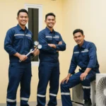 Tim teknisi AC berfoto bersama setelah bekerja.